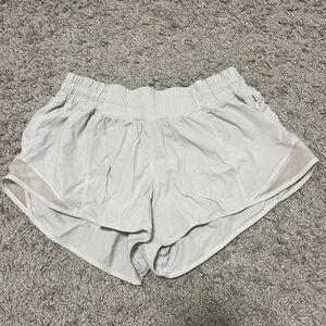 Lululemon low rise 2.5in hotty hot shorts in white/light grey